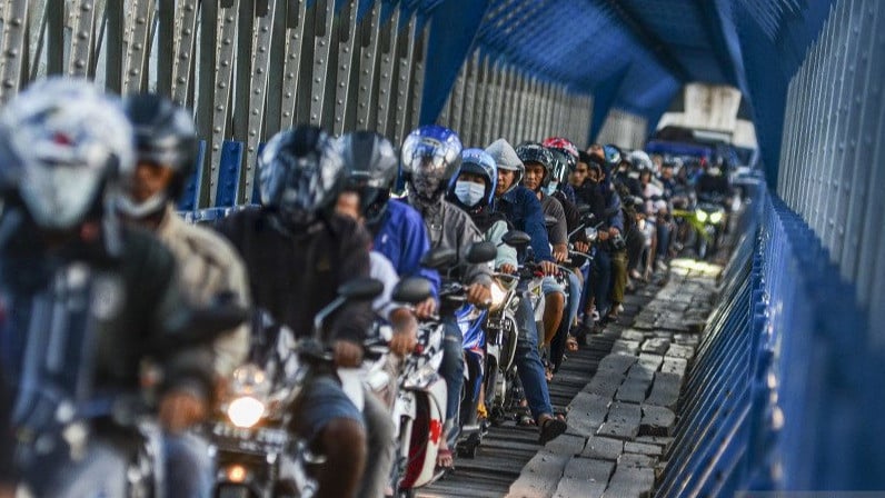 Pengendara sepeda motor melintas di jalur alternatif selatan terowongan Cirahong yang menghubungkan Kabupaten Ciamis dengan Kabupaten Tasikmalaya di Jawa Barat, Senin (10/5/2021), tiga hari menjelang Lebaran