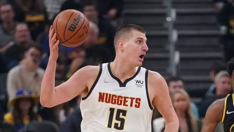 Bintang Denver Nuggets Nikola Jokic dalam Gim 5 putaran pertama playoff Wilayah Barat NBA vs Golden State Warriors