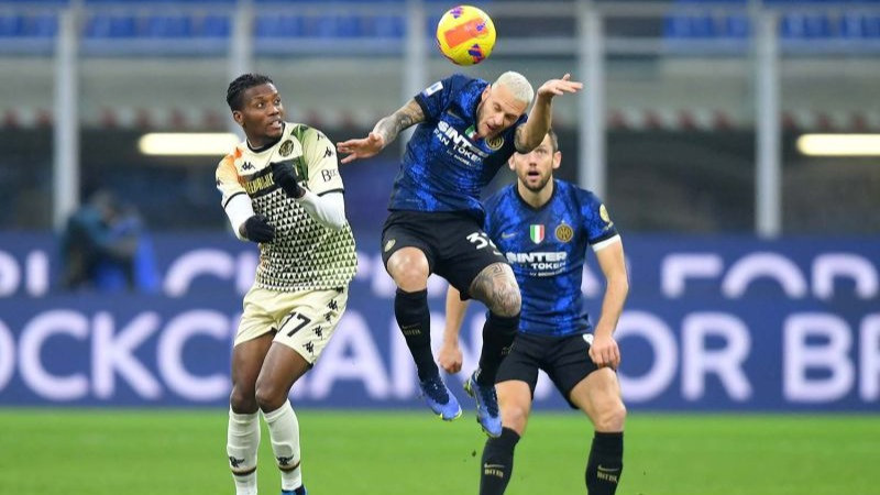 Tak Cukup Permalukan Inter Milan, Arsenal Kini Bidik Bek Kiri Nerazzurri
            - galeri foto