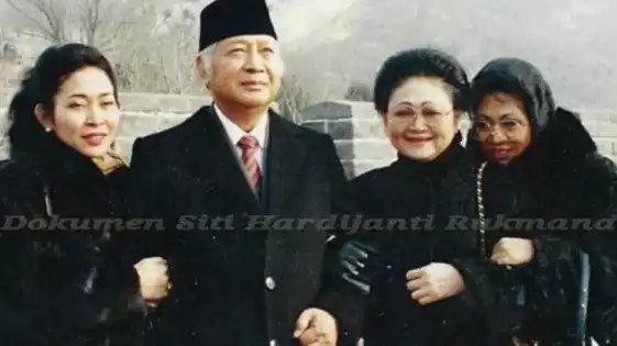Potret keluarga Presiden Soeharto: Titiek, Soeharto, Tien, dan Tutut saat berlibur