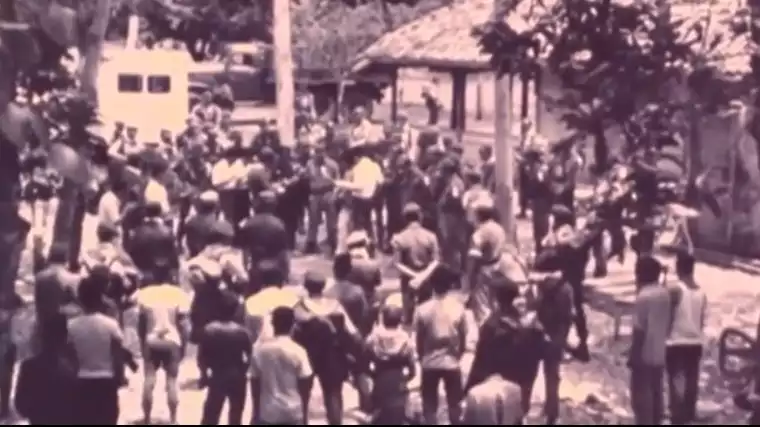 Suasana pengangkatan jenazah korban G30S PKI