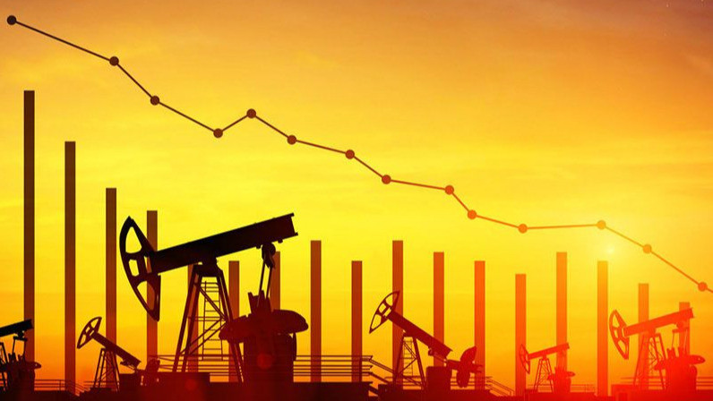 Minyak berbalik melemah saat OPEC+ pertimbangkan pangkas produksi