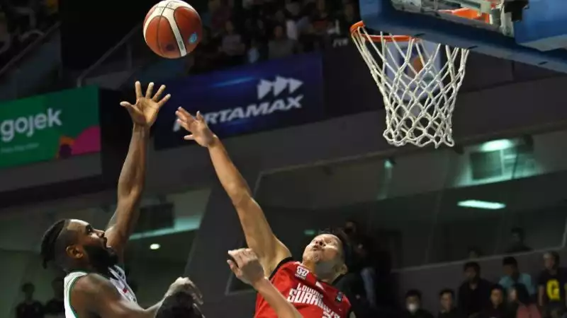 Arsip - Pebasket Louvre Surabaya Wendha Wijaya (kanan) berebut bola dengan pebasket Pasific Caesar Surabaya Anton Davon Waters