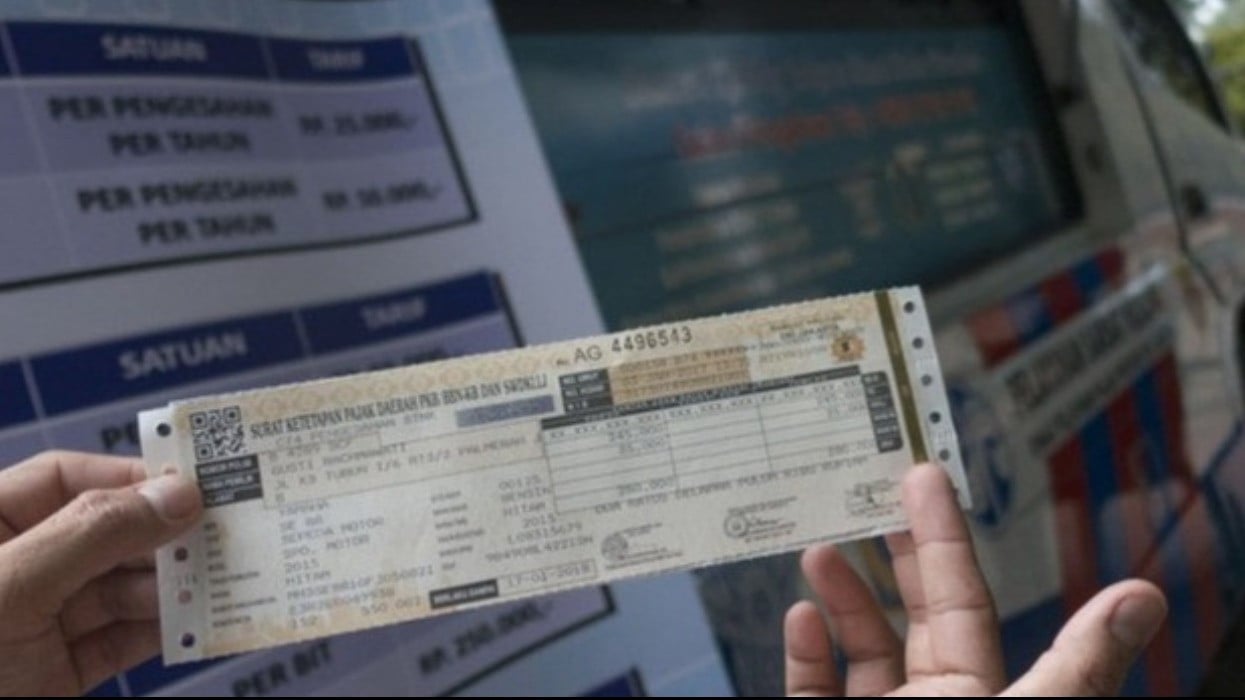 Ilustrasi: Warga yang Menunjukkan STNK