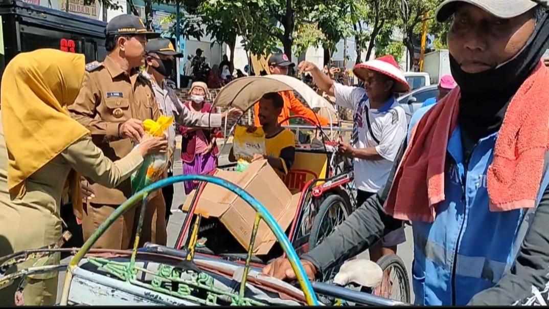 Jelang Lebaran ratusan Tukang Becak dan Buruh Gendong Pasar Besar Kota Madiun Serbu Sembako Gratis