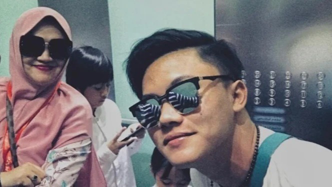 Bahas Soal Warisan Mendiang Lina Jubaedah, Rizky Febian Sindir Teddy Pardiyana agar Cari Kerja
            - galeri foto