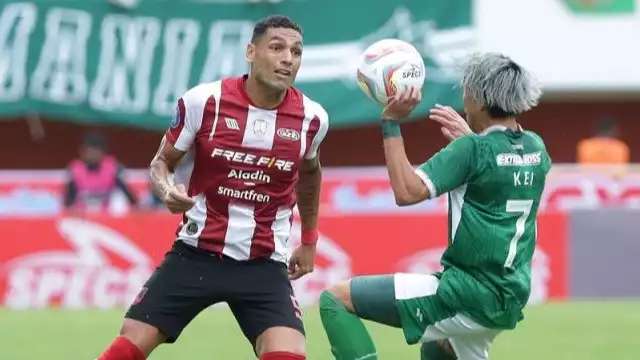 Bek Persis Solo Jaimerson Silva (kiri)