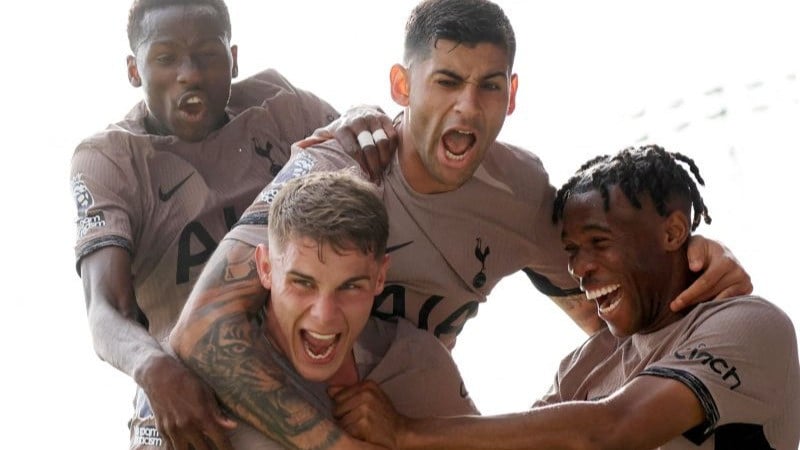 Pesepak bola Tottenham Hotspur Micky Van de Ven (kiri bawah) merayakan golnya ke gawang Luton Town dalam laga lanjutan Liga Inggris di Kenilworth Road, Luton, Inggris, Sabtu (7/10/2023).