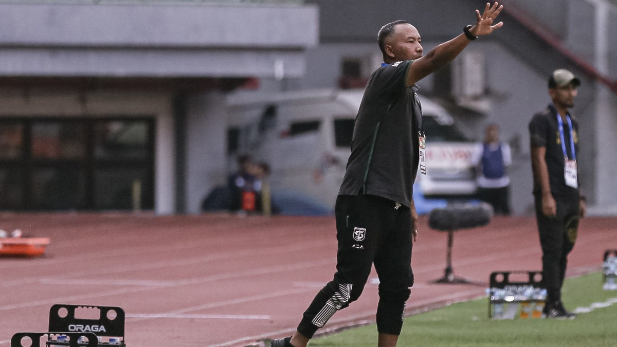 Pelatih Sementara Persebaya Uston Nawawi