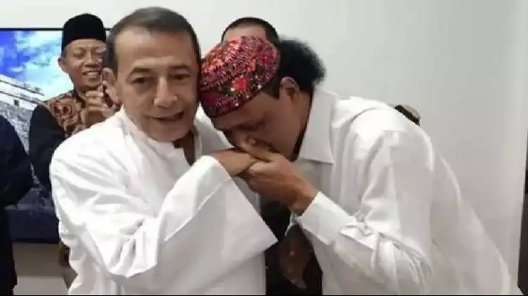 Momen Hercules mencium tangan Habib Muhammad Luthfi bin Yahya atau Habib Luthfi