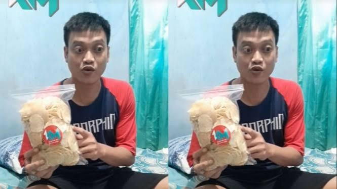 Dulu Kiper Andalan Timnas Indonesia, Eks Pemain Arema FC Ini Kini Aktif Live di TikTok
            - galeri foto