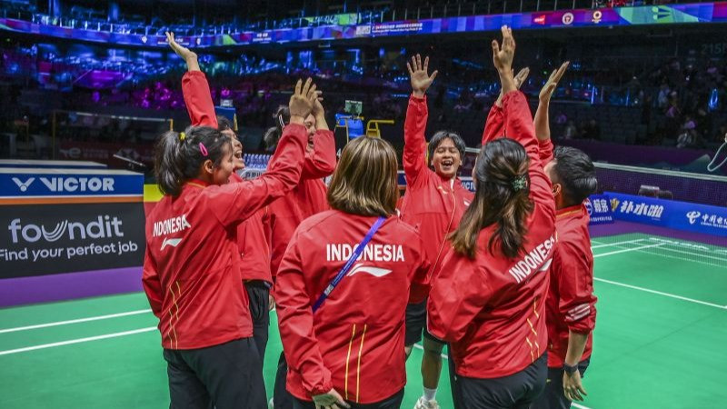 Tim Uber Indonesia meneriakan yel-yel sebelum bertanding melawan Tim Uber Uganda dalam babak kualifikasi grub Piala Uber 2024 di Chengdu Hi Tech Zone Sports Center Gymnasium, Chengdu, China, Senin (29/4/2024).