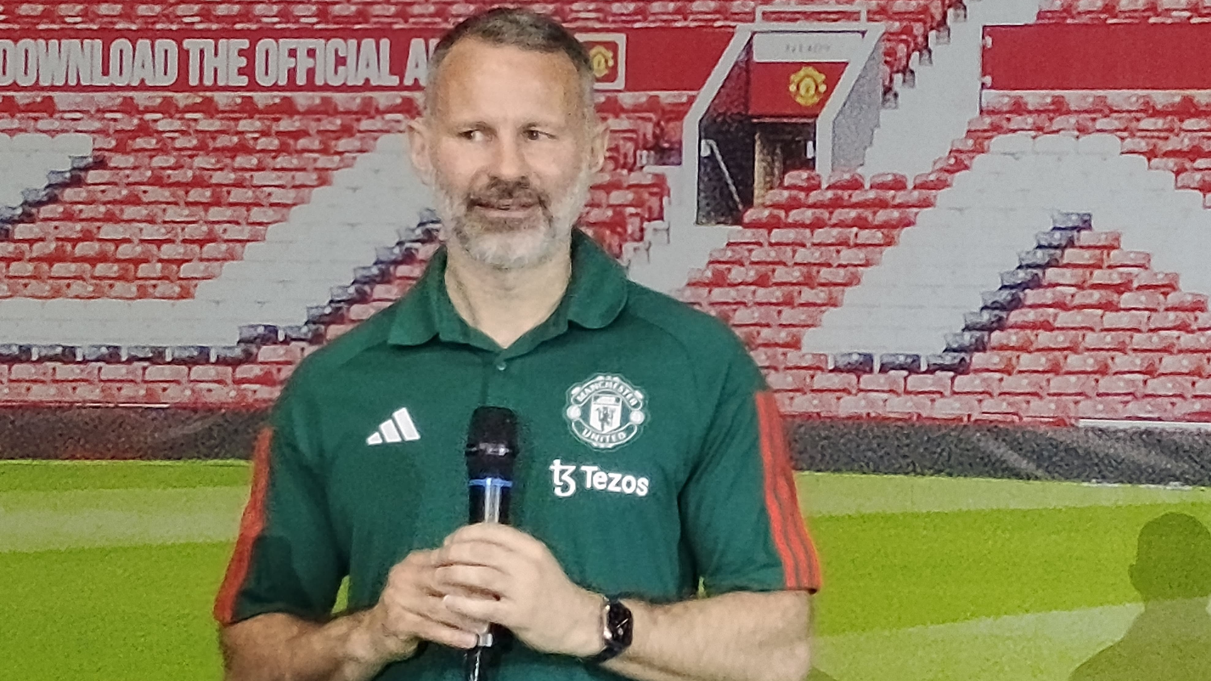 Masih Ingat Kisah 'Skandal' Ryan Giggs? Legenda Manchester United yang Pernah Selingkuh dengan Istri Adik Kandungnya
            - galeri foto