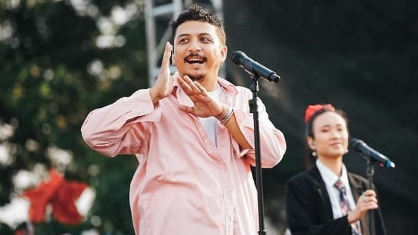 Kronologi Sal Priadi Dikritik Imbas Foto Bareng Sitok Srengenge, sang Musisi sampai Langsung Klarifikasi
            - galeri foto