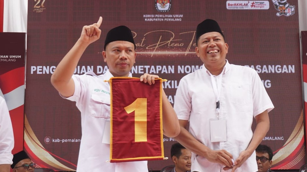 Modal Janji Jadi Wakil Bupati, Vicky Prasetyo Bikin Nunun Lusida Gelontorkan Uang Ratusan Juta
            - galeri foto