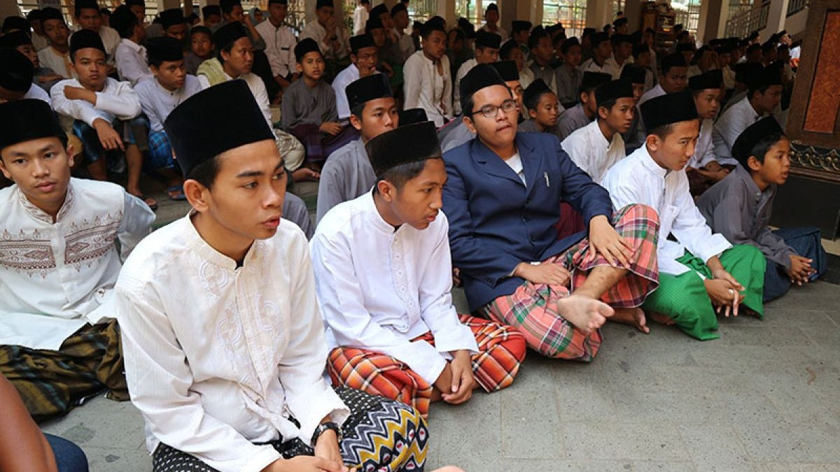Ilustrasi santri mendengar kajian di pondok pesantren