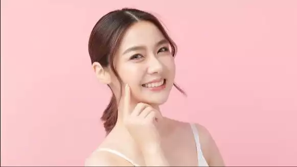 Ilustrasi wajah glowing dan kencang terawat.