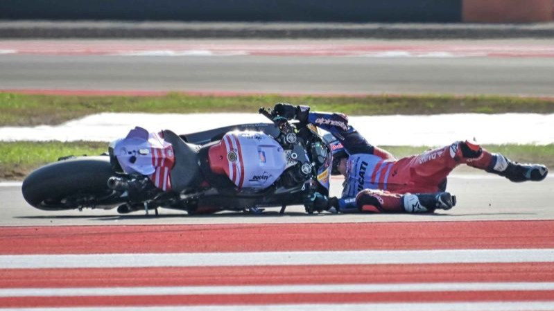 Pembalap Gresini Racing Alex Marques terjatuh