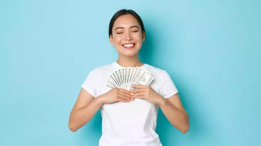 Ilustrasi Wanita Memegang Uang