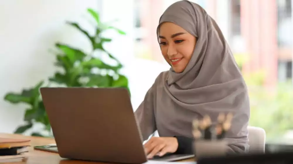 Ilustrasi wanita karier saat bekerja di kantor