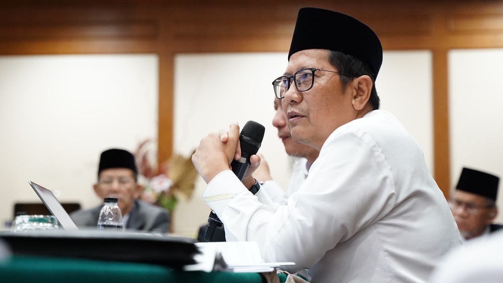 MUI Larang Keras Masyarakat Razia Warung Makan yang Operasi di Siang Hari Selama Ramadhan
            - galeri foto