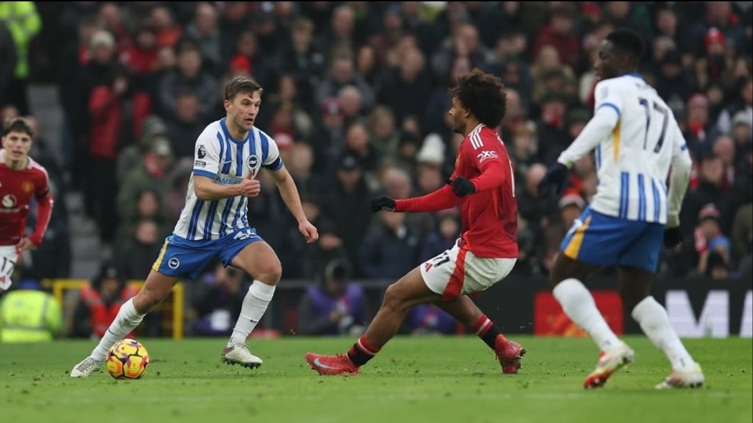Joel Veltman berduel dengan Joshua Zirkzee, pemain Manchester United.