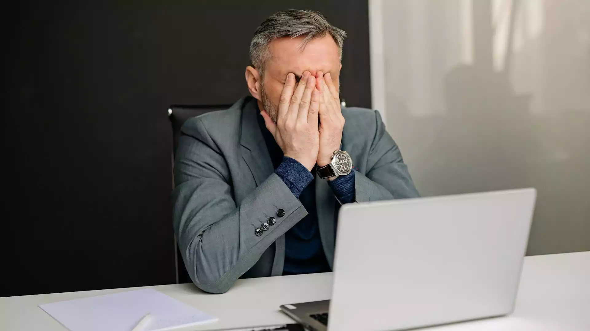 Ilustrasi orang frustrasi