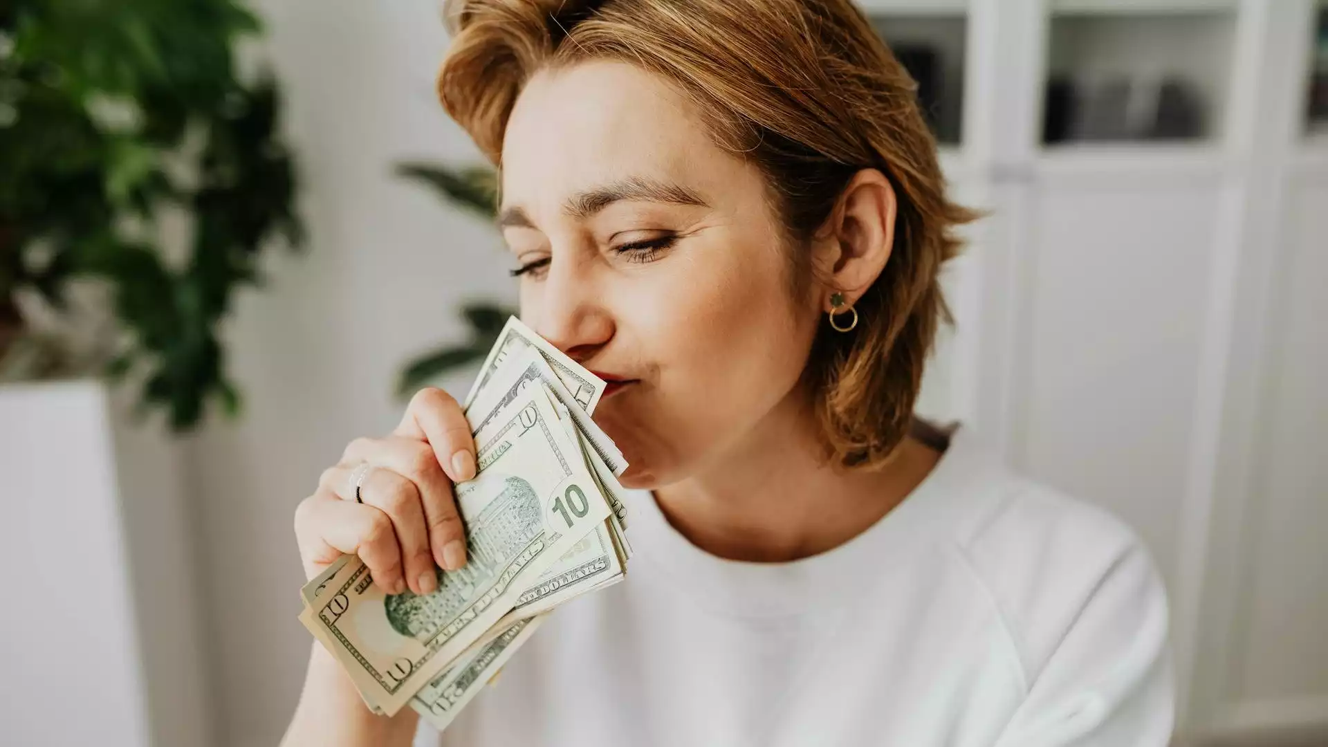 Ilustrasi memegang uang