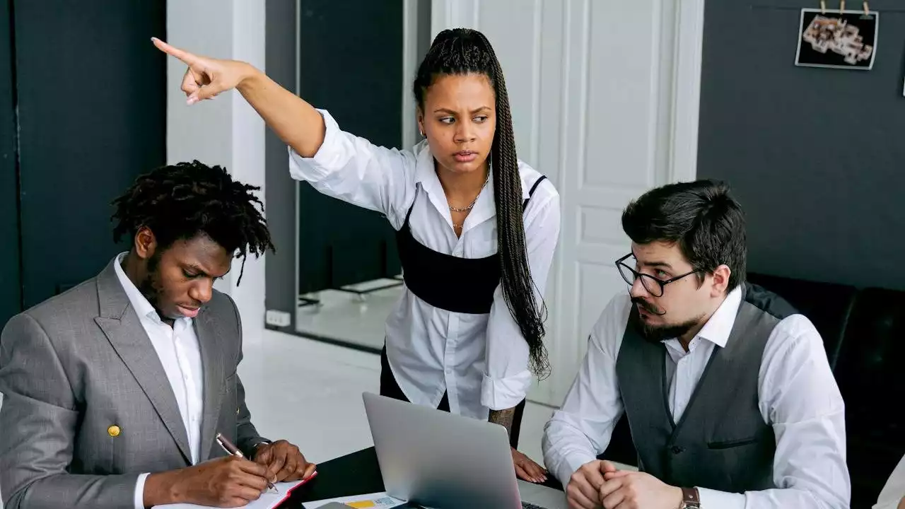 Ilustrasi bos memarahi bawahan