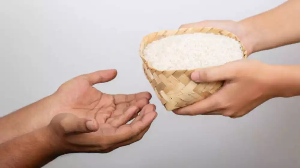 Ilustrasi sedekah berupa beras