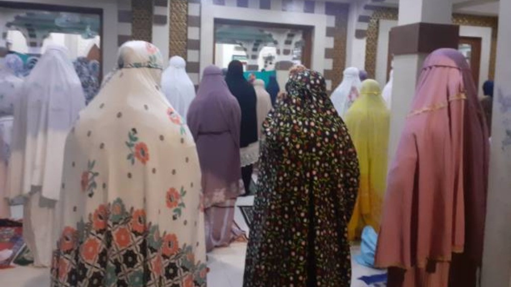 Curhat Wanita saat Shalat Tarawih, Resah Alami Dugaan Praktik 'Titip' Tempat di Masjid Jakarta Selatan Viral
            - galeri foto