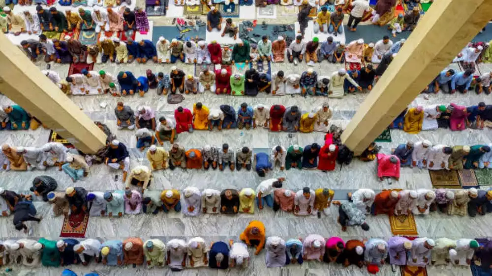 Ilustrasi jemaah shalat Jumat mendengar teks khutbah Jumat