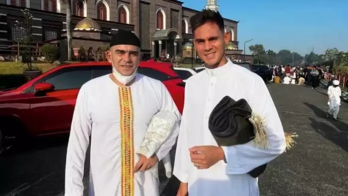 Pemain Timnas Filipina, Christian Rontini bersama legenda Timnas Indonesia, Cristian Gonzales