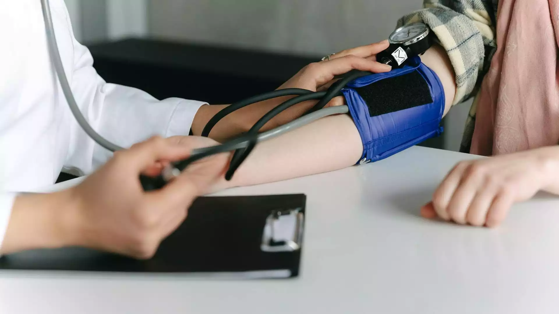 Ilustrasi mengecek tekanan darah