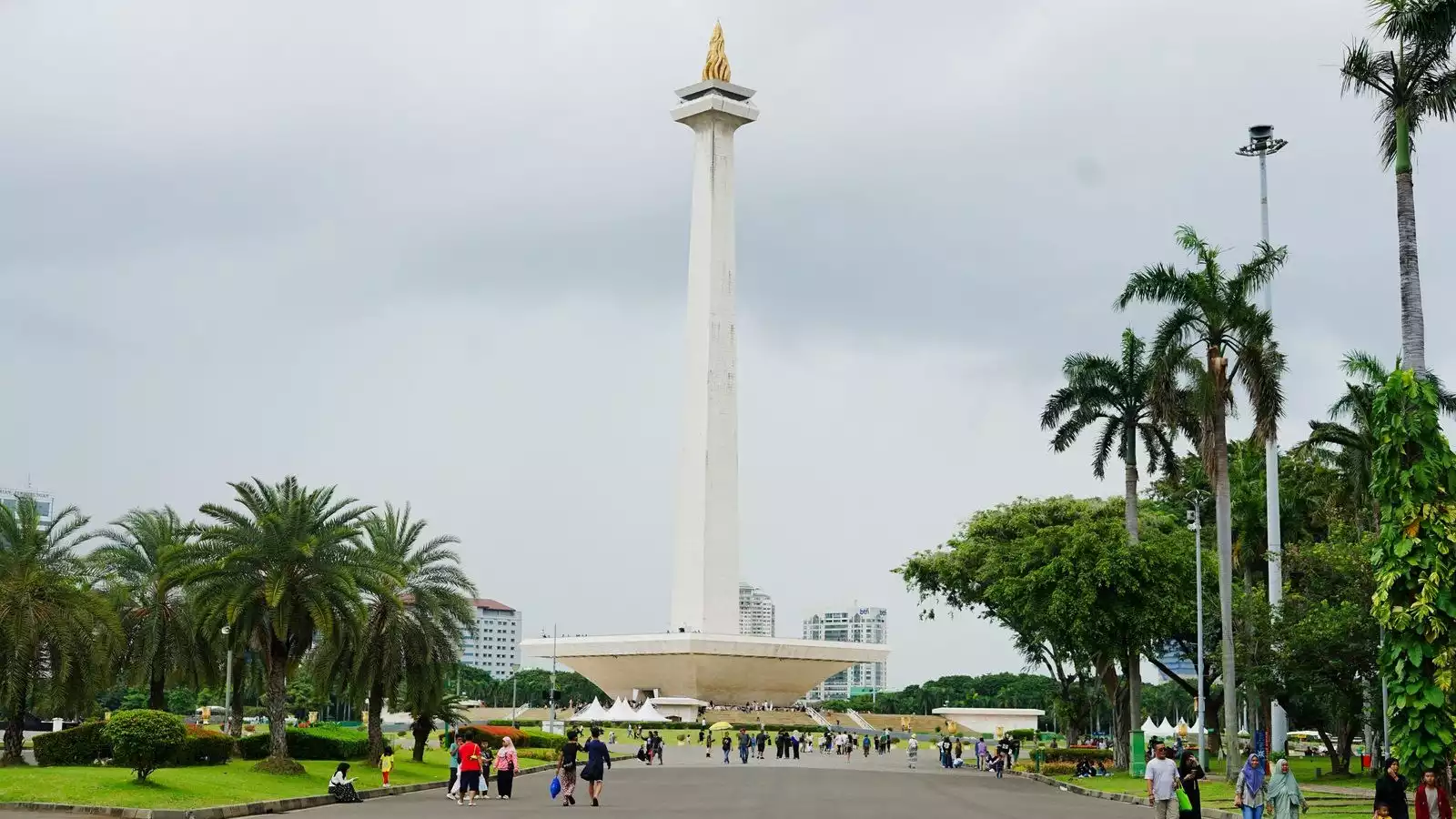 Suasana Monumen Nasional (Monas) yang dipadati pengunjung untuk berwisata keluarga pada libur Hari Raya Idul Fitri, Jakarta, Selasa, (01/04/2025).