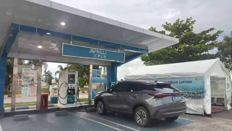 Kendaraan listrik tengah charging di SPKLU