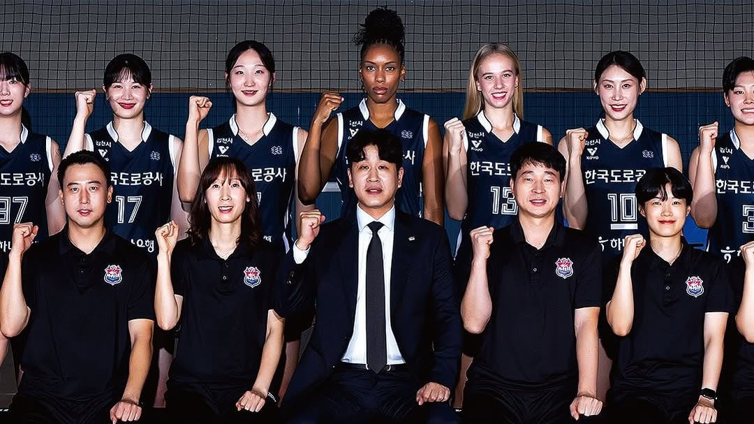 Kim Jong Min pelatih Expressway Hi-Pass (tengah)