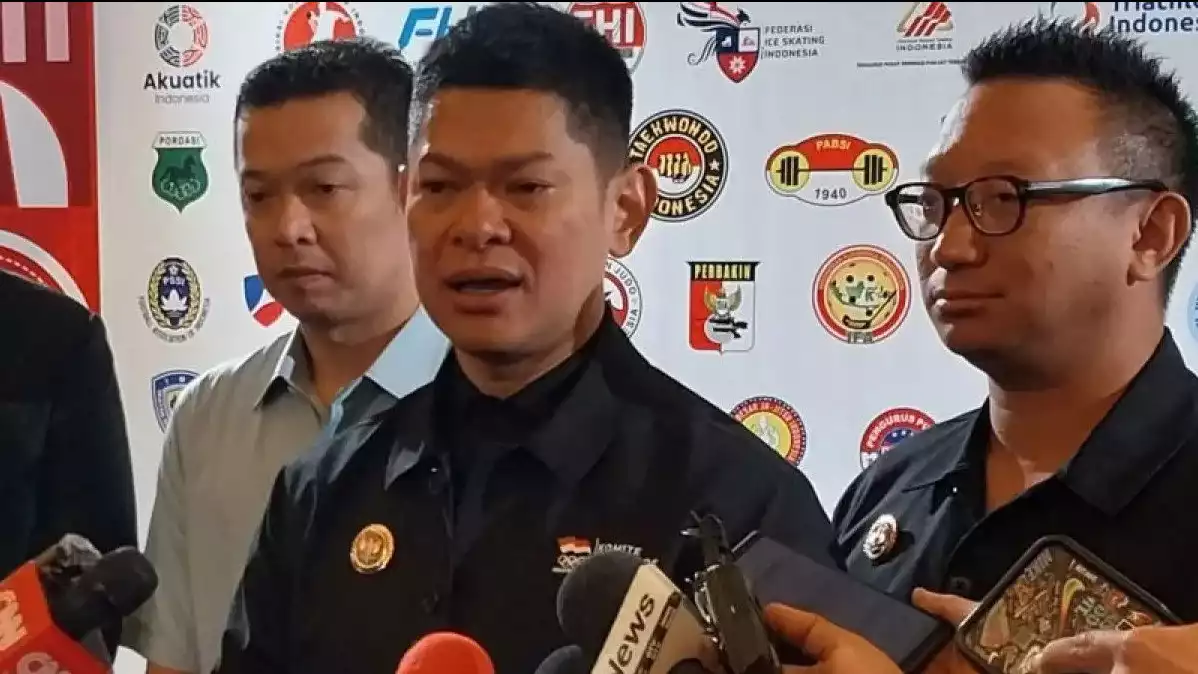 Ketua Umum KOI Raja Sapta Oktohari (tengah)