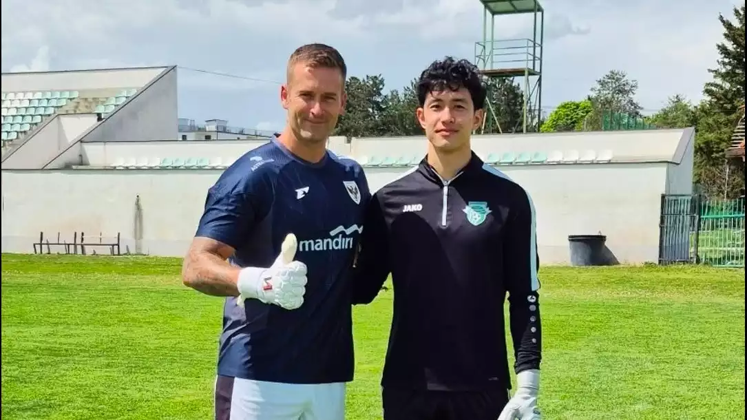 Foto Sjoerd Woudenberg bersama Cyrus Margono dihapus