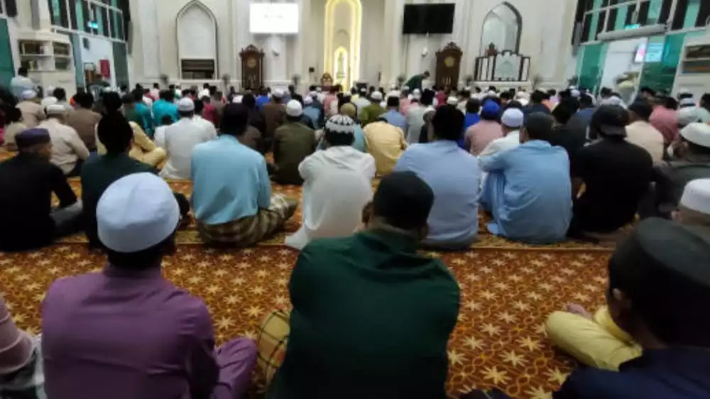 Ilustrasi mendengar naskah khutbah Jumat singkat