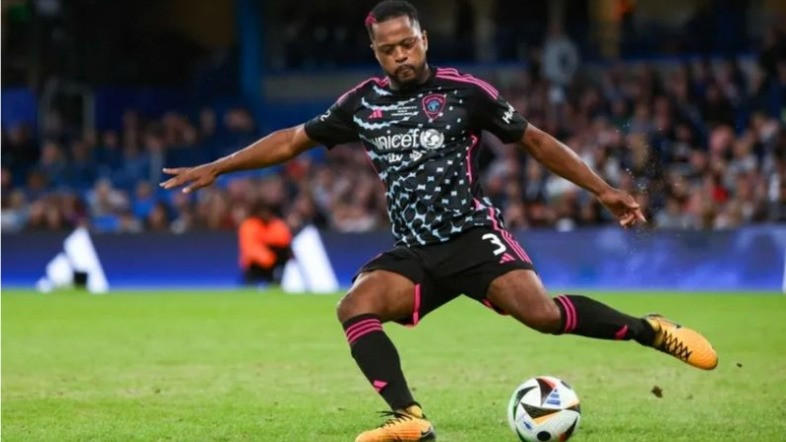 Patrice Evra Tak Segan Serang Legenda Arsenal usai Blak-blakan Kritik Manchester United: Fans Delusional
            - galeri foto