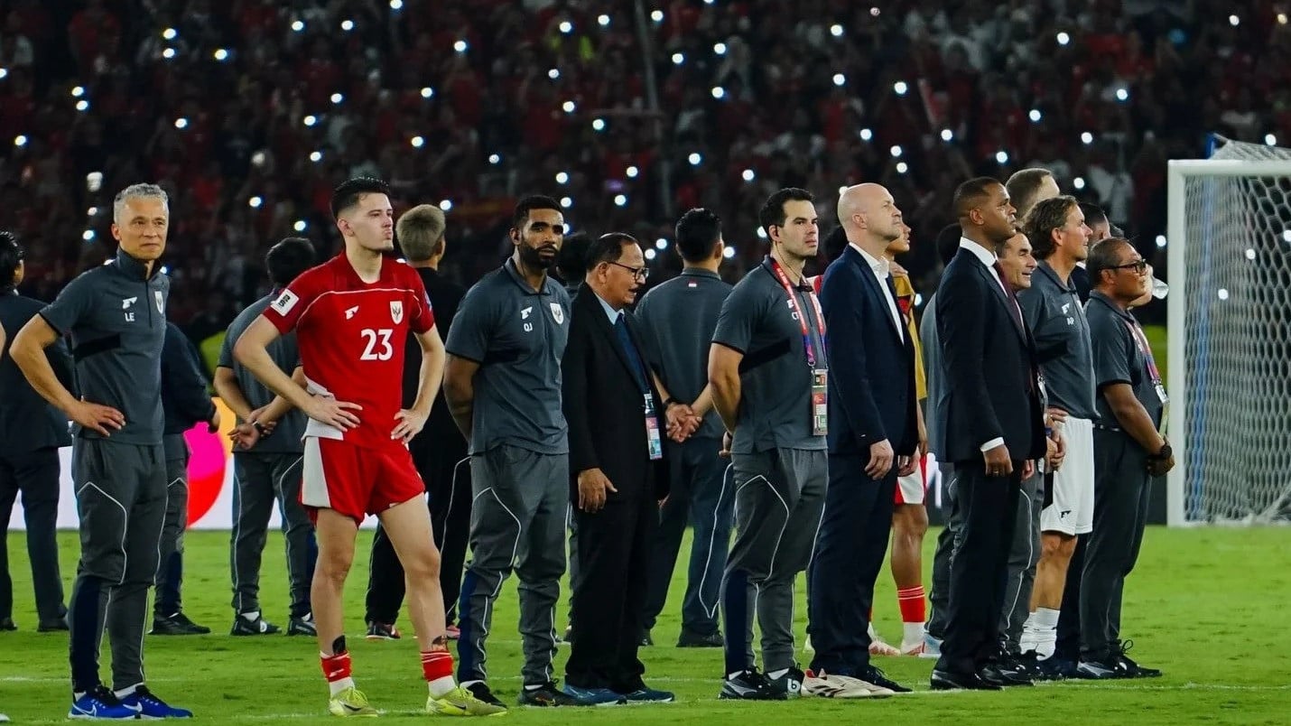 Pemain Timnas Indonesia dan staf kepelatihan pasca pertandingan melawan Bahrain.