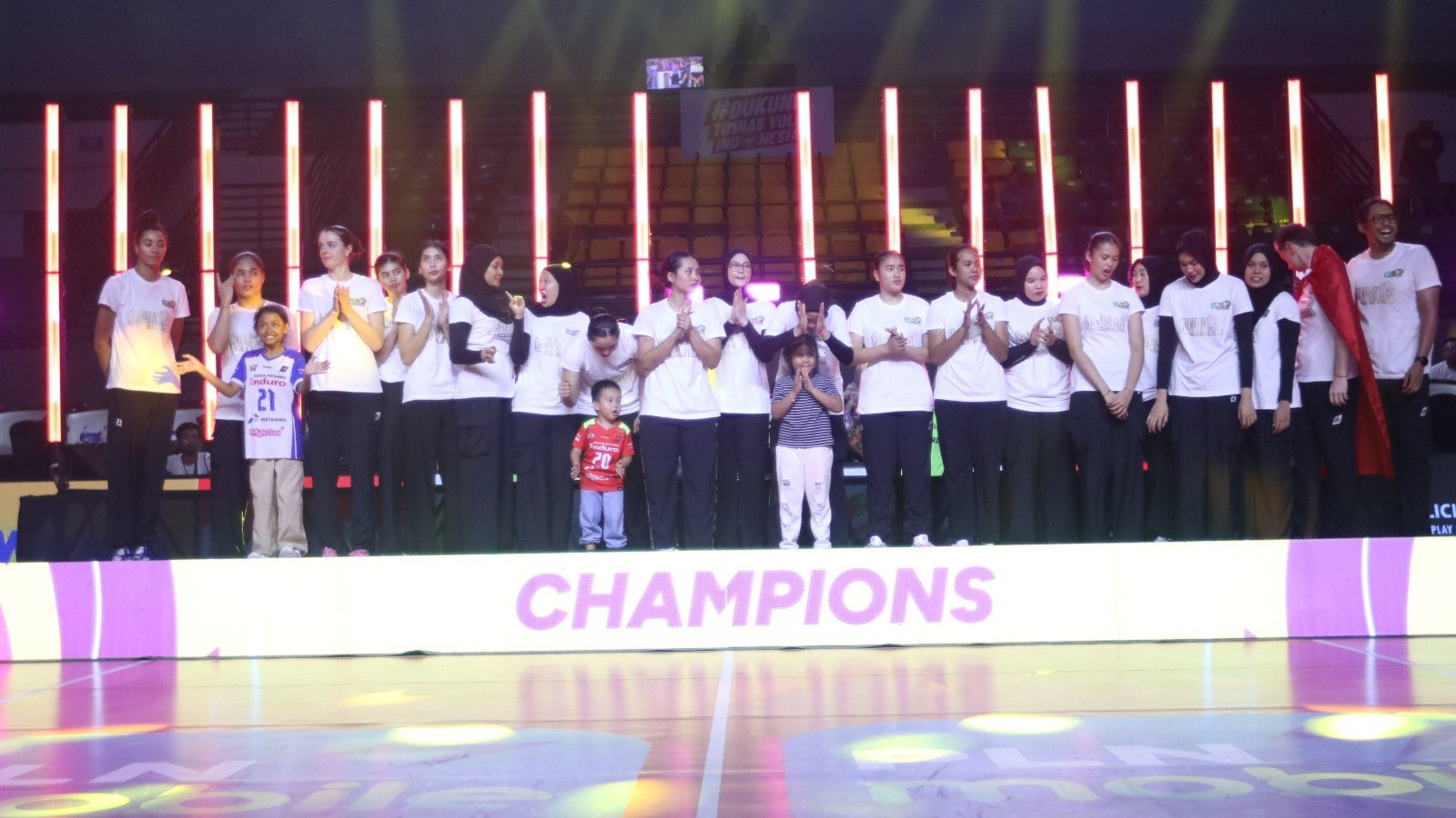 Jakarta Pertamina Enduro saat berada di podium usai sabet gelar juara Proliga 2025.