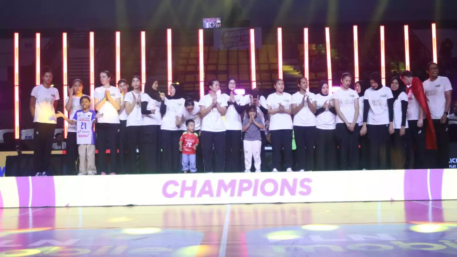 Jakarta Pertamina Enduro saat berada di podium usai sabet gelar juara Proliga 2025.