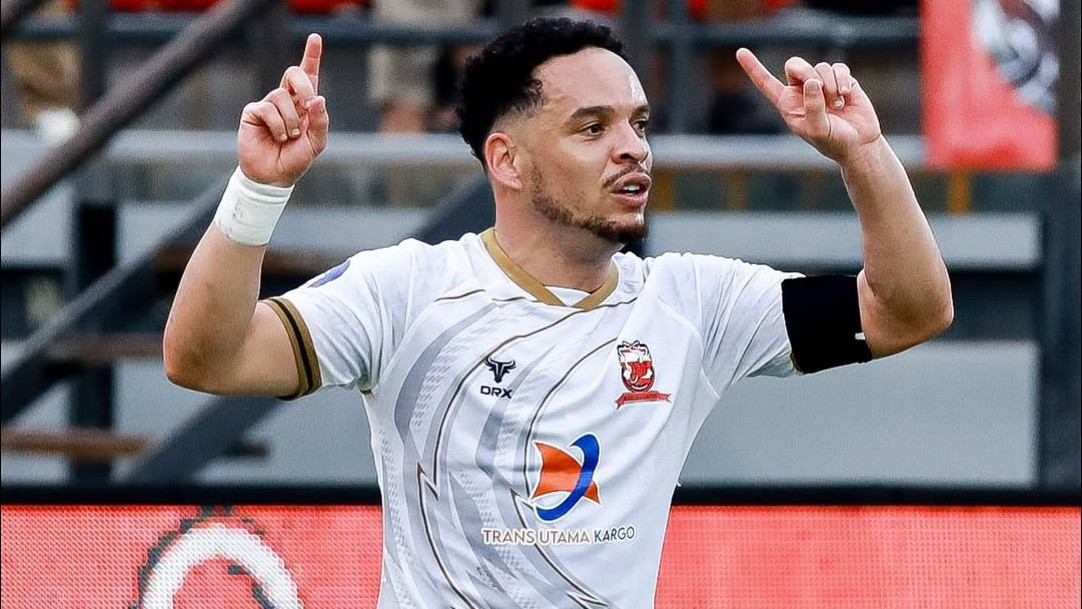 Lulinha rayakan gol Madura United