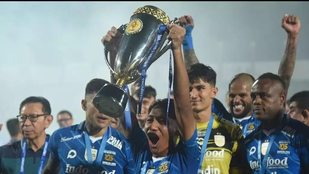Beckham Putra Nugraha Mengangkat Piala Juara Liga 1 2023-2024.
