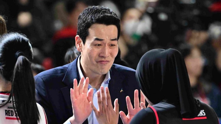 Pelatih Red Sparks Ko Hee-jin dan Megawati Hangestri