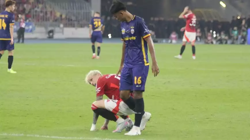 Bek Persib Bandung, Kakang Rudianto saat hadapi Alejandro Garnacho