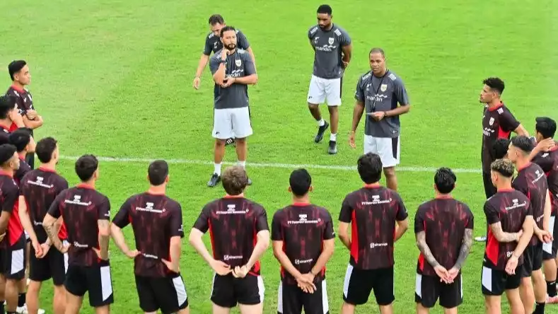 Pelatih Timnas Indonesia Patrick Kluivert (kedua kanan) memberikan instruksi saat memimpin sesi latihan perdana di Training Center Bali United, Pantai Purnama, Gianyar, Bali.