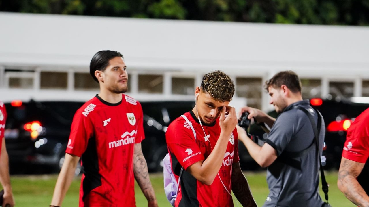 Pemain Timnas Indonesia, Kevin Diks (Kiri)